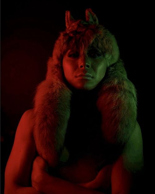 Novy Bereber lit in red, in performance costume